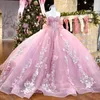 ピンクの恋人15 Quinceanera Dressesレースの肩から肩の花のドレスふくれっ面パーティードレスクリスタルビーズボールガウン