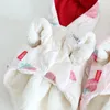 Abbigliamento per cani Colori bianco rosa Stampa fragola Giacche di cotone caldo per l'autunno e l'inverno 2024 Abbigliamento per cani di piccola taglia