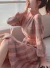 Coltrui damestrui herfst/winter nieuwe roze geruite slim fit midi vesidos Koreaanse elegante gegolfde gebreide beginnersjurk 240108