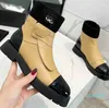 Botas de sola grossa com corrente, sapatos femininos populares, tecido de couro de bezerro personalizado e modificação versátil do formato do pé.