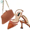 Scarpe eleganti QSGFC Nigeria Moda sofisticata stile di vendita con tacchi a punta e borsa in raso impreziositi da strass verdi