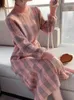 Pull à col roulé pour femme automne/hiver, à carreaux roses, coupe cintrée, Midi, coréen, élégant, à volants, tricoté, robe pour débutant 240108