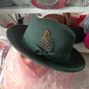 Berets 2024 Wysokiej jakości mężczyzna Fedora unisex dżentelmen okrągły czapka Cosplay Akcesoria piór