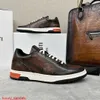 Läder sneaker Berluti casual skor Berluts nya mäns kalv läder borstade färg stansade andningsbara sportskor med tatueringsmönster fashionabla casual skor hbck