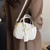 Design vikta 2024 Nya kvinnors handväska Populära höst- och vinter, mångsidig straddle väska elegant liten fyrkantig väska