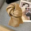 Marque de luxe 100% écharpe en laine de mouton pour femmes doux solide tricoté châle mode hiver épaissi chaud étudiant foulard Bandana 240108