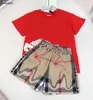 Luxo bebê tracksuits designer crianças terno de manga curta tamanho 100-160 crianças conjunto de duas peças em torno do pescoço vermelho camiseta e shorts cáqui jan10