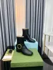 Botas curtas femininas de designer europeu, botas martin com fivela de anel, sapatos clássicos de pele de carneiro, couro macio, carta