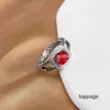 Ladies Designer Band Ring Woman Fashion Schmuck verdrehte Hochzeitsringe Silber für klassische eingelegte rote Granat Zirkon Engagement Geburtstag