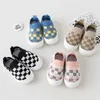 Babyskor med mjuka sulor Baby Walking Shoes Versatile Breattable Non Slip Sports Shoes Nytt mode för våren och hösten 240108