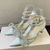 MachMach Chaussures habillées en satin de soie véritable Décoration en strass Bride à la cheville Bowknot Bout pointu Chaussures de soirée pour femmes Designers de luxe Usine de talons hauts