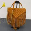 College Chain Bag Suede Tassels Chevron Quilted Overstitching Top Handle Läder Crossbody Handväska Lyxiga kvinnor Flaff Magnetic Closure Axelväskor Purse