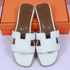 Designer kvinnors tofflor läder sandaler platt mule tofflor patent canvas strand sandaler gummisolar sommar miter rem