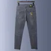 Jeans pour hommes Designer 2022 Printemps et été Nouveaux jeans: marque de mode gris fumée Medusa broderie pantalon droit coupe slim élastique pour hommes LKEL