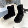 Renowned designers highly recommend classic snow boots made of fur integrated fabric to create the ideal softness of the cropped fit size34-40