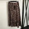 Brevtryck tees t shirt leopard mönster kort klänning för kvinnor mode beskurna toppar hög midja veckade kjolar streetwear