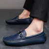 2022 Klasyczne białe mokasyny oddychające wsuwane jazda na płaskie swobodne buty skórzane mężczyźni Lazy Footwear Mocasines Hombre