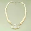 2024 Designer Xitai Queenjewellery Halsband Halsband Kvinnors nya fulla diamant Saturn Shi Family Pearl Pendant Neckchain Light Luxury Sense Collar Chain Chain