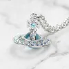 2024 Designer Xitai Queenjewellery Pendentif Colliers Le nouvel orbe de la reine Victoria Westwood dégradé bleu strass haut de gamme en trois dimensions collier Saturne