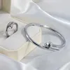 Un classico braccialetto Cartres in acciaio inossidabile con bracciale per unghie, set di anelli per uomo e donna, elegante, avanzato, incolore, artigianale