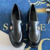 Designer skor loafers vår höst läder skor klänning skor kvinnor oxford singel fot metall spänne slip-on stil runda tå mode lugg platfrom balettlägenheter bröllop