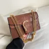 Bolso de mujer de cocodrilo con patrón de alta calidad con cadena gruesa, bandolera cruzada, color caramelo, doble compartimento, con tapa, bolso cuadrado pequeño, 2024