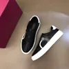 Scarpe firmate da uomo di moda con logo lettera intagliata scarpe casual slip on scarpe da ginnastica da ginnastica sportive da uomo di moda di lusso bianche nere