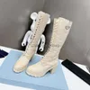 2024ss novo outono e inverno marca superior designer feminino couro brilhante e náilon rendas até salto alto botas de comprimento médio botas de tornozelo botas martin botas de couro