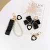 Schlüsselanhänger Retro Black Love Schlüsselanhänger Mode Bogen Band Pearly Anhänger für Frauen Mädchen Kopfhörer Fall Ornament Schlüsselanhänger Paar Geschenk J240108