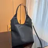 Hobo Bolso de diseñador Bolso de mano Bolso de mujer Bolso de hombro bajo el brazo Bolso de compras de gran capacidad Hardware de metal Correa extraíble Bolsa de viaje de alta calidad Negro