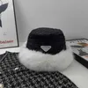 Designer Ball Caps P-familie vissershoed met dikke bontranden om warm te blijven in de winter en een koudebestendige bassinhoed die modieus en veelzijdig is voor mannen en vrouwen.