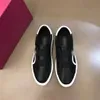 Mode-Herren-Designer-Schuhe, Logo-Buchstabe geschnitzt, Freizeitschuhe, Slip-on-Schwarz-Weiß-Luxus-Mode-Männer, Sport-Turnschuhe, Trainer-Schuhe