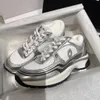 Toppkvalitet guld silver sneaker lyxdesigner skor mode läder kanal utomhus resor casual skor män kvinnor tennis låg vandring run lady lader tränare tränare