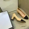 Domande da design da donna di lusso scarpe alte tacchi a goccia a medio tacco di slingback con sandali per feste in pelle di Muli di punta vintage