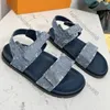 Sandali da spiaggia estivi Scivoli con piattaforma di design Scarpe da donna Sandalo con gancio Pantofole in peluche fuzzy Stampa in rilievo Fondo morbido in pelle Scarpa casual 35-42 Con scatola