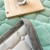 Lekka luksusowa pokrywa łóżka lambowola zagęszcza się przeciwgłyp Solidny kolor ciepły pikowane łóżko do łóżka mleko aksamitne 240109