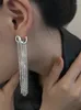 Pendientes colgantes Kshmir Cadena europea y americana Borla Lisa Hebilla en forma de U Nicho femenino Luz de lujo Accesorios para las orejas con sentido para personas mayores