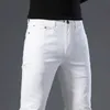 メンズジーンズのデザイナーイタリアのハイエンドトレンディなスリムフィッティングホワイトジーンズ、メンズスモールフィート、韓国バージョンの夏の薄いカジュアルパンツAK9Q