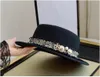 Berets 202406-shi Chic Drop Winter Classic Wool Feed Tweed Butbing Bee Pearl Lady Fedoras Cap Women Panama Jazz Hat