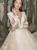 Diepe V-hals A-lijn Trouwjurken Champagne Tule Glamoureus Kant Geappliceerd Boho Bruidsjurken Ruche Gelaagd Sweep/Brush train Lange mouwen vestidos de novia CL3189