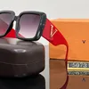 Óculos de sol de grife para mulheres Luxury Mens óculos de sol clássicos óculos de proteção UV Letras ao ar livre de alta qualidade Presente de alta qualidade