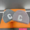 Casquettes de designer Automne et hiver Nouveaux cheveux de lapin Chapeau tricoté chaud Édition coréenne Simplifiée C-Lettre Marque de mode Chapeau en laine Petit et à la mode Chapeau froid MQEW