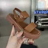 Los diseñadores diseñan sandalias que combinan con todo, cuñas grandes de cuero para mujer de verano 2024, además de suela alta y suave, tendencia cómoda de usar