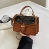 Fabrik grossistkvinnor axelväskor 6 färger elegant retro präglad läder handväska flip tryckt crossbody väska dagligen joker färg matchande kvinnor handväska 3344#