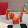 منصة مصممة الأزياء بالإضافة إلى علامات تجارية فاخرة من High Heels Heels Heell