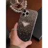 Designer telefoonhoesje mode volledige diamanten driehoek standaard hoesjes voor iPhone 15 14 13 12 11 Pro Max Plus dames telefoonhoesje schokbestendige cover shell 4 kleuren