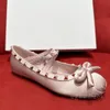 Designer-Ballerinas mit Nieten und Nieten, Italien, Luxus-Damenmarke, Bowtie, Seidensatin, Slip-on-Ballerina, runde Zehenpartie, Damenkleidschuhe, V-Diamant-Loafer