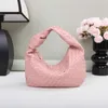 가방 Jodie Bottegaavenetas 2024 Spring and Summer Internet Celebrity Handheld Cloud Cowhorn Bag Fashion Versatile Woven Women 's Fushionable