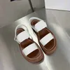 Los diseñadores diseñan sandalias que combinan con todo, cuñas grandes de cuero para mujer de verano 2024, además de suela alta y suave, tendencia cómoda de usar