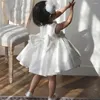 Robes blanches pour filles, Style court, avec nœud floral, Costume de princesse personnalisé pour la première Communion, fête d'anniversaire, danse, baptême